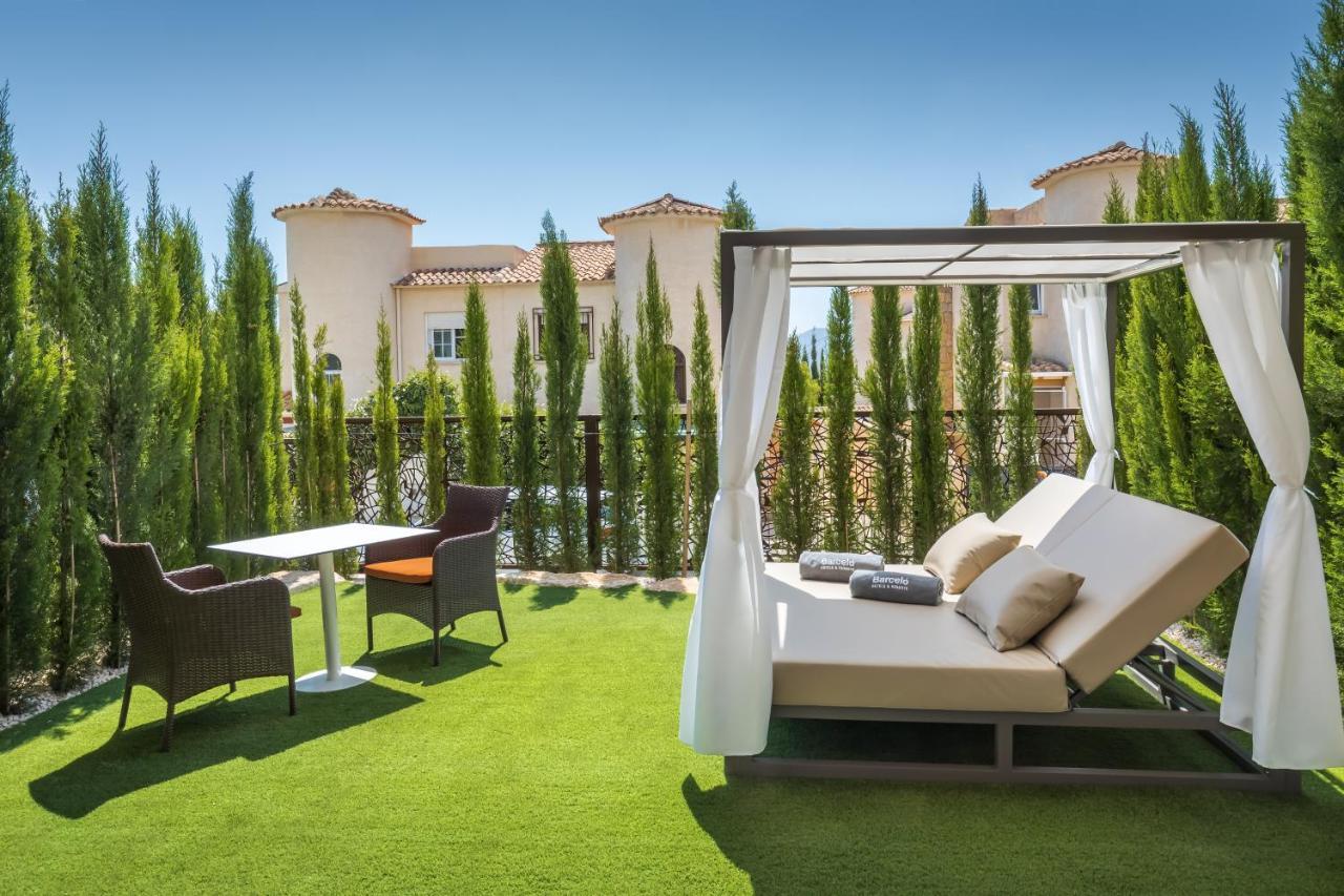 Hotel Barcelo La Nucia Hills Exterior foto Artificial grass in a garden